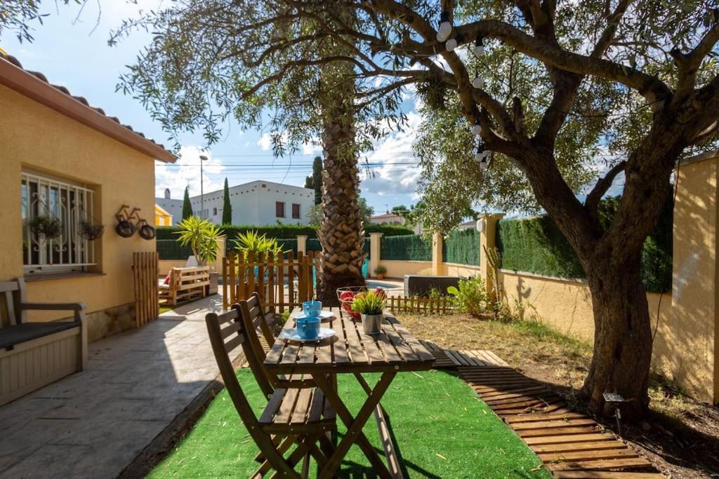 Casita Con Jardin, Bbq, Wifi, Centro Y Playa Villa Empuriabrava Bagian luar foto