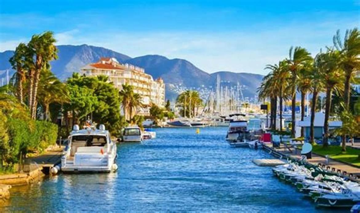 Casita Con Jardin, Bbq, Wifi, Centro Y Playa Villa Empuriabrava Bagian luar foto